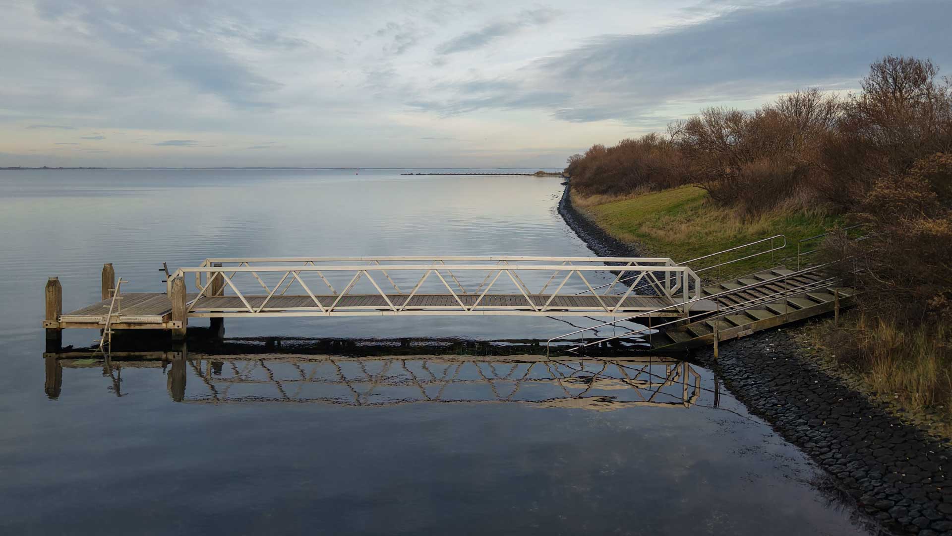 Diving pier at dive site Kerkweg in Den Osse, Grevelingenmeer